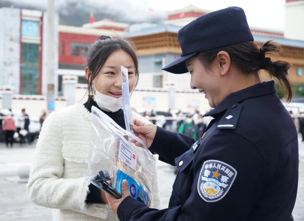 暖心陪伴为高考护航——高原学子高考一线见闻