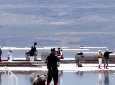 门票免费，茶卡盐湖邀游客欣赏冬日美景