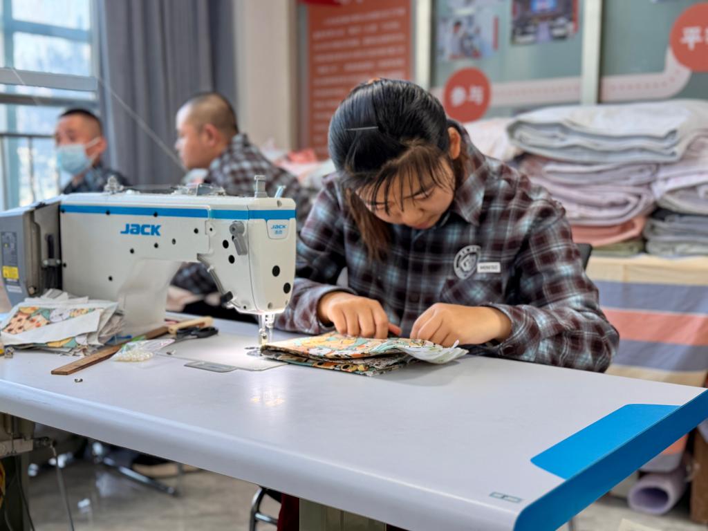 用双手托起未来——青海西宁辅助就业基地见闻