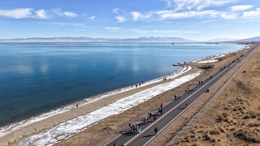 全民健身——徒步青海湖畔